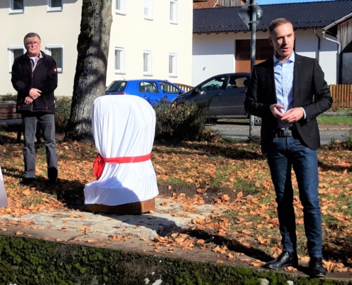 1. Bürgermeister Bernd Höfer weiht den neuen Pöbel in Meeder ein. Ein neuer Baustein auf dem Sagenweg.