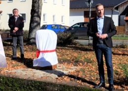 1. Bürgermeister Bernd Höfer weiht den neuen Pöbel in Meeder ein. Ein neuer Baustein auf dem Sagenweg.